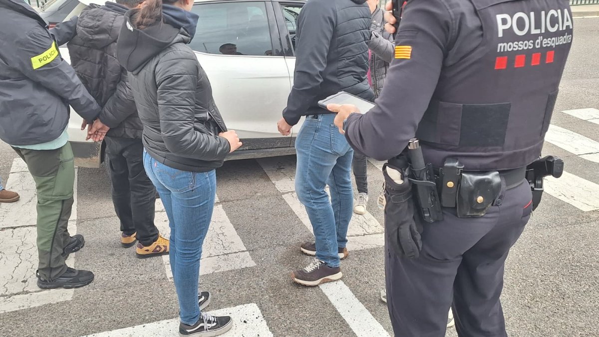 Los Mossos d’Esquadra durante la detención este jueves de los tres presuntos ladrones.