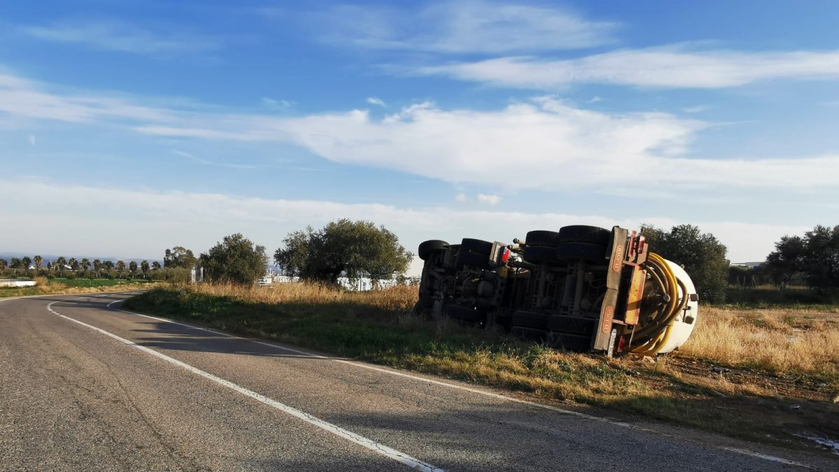 El camión volcado.