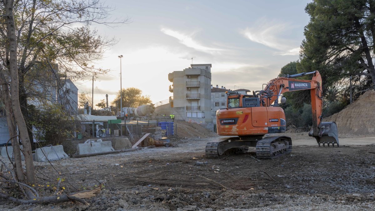 La pasarela ya se ha demolido y el terreno se preparará la reordenación del tráfico.