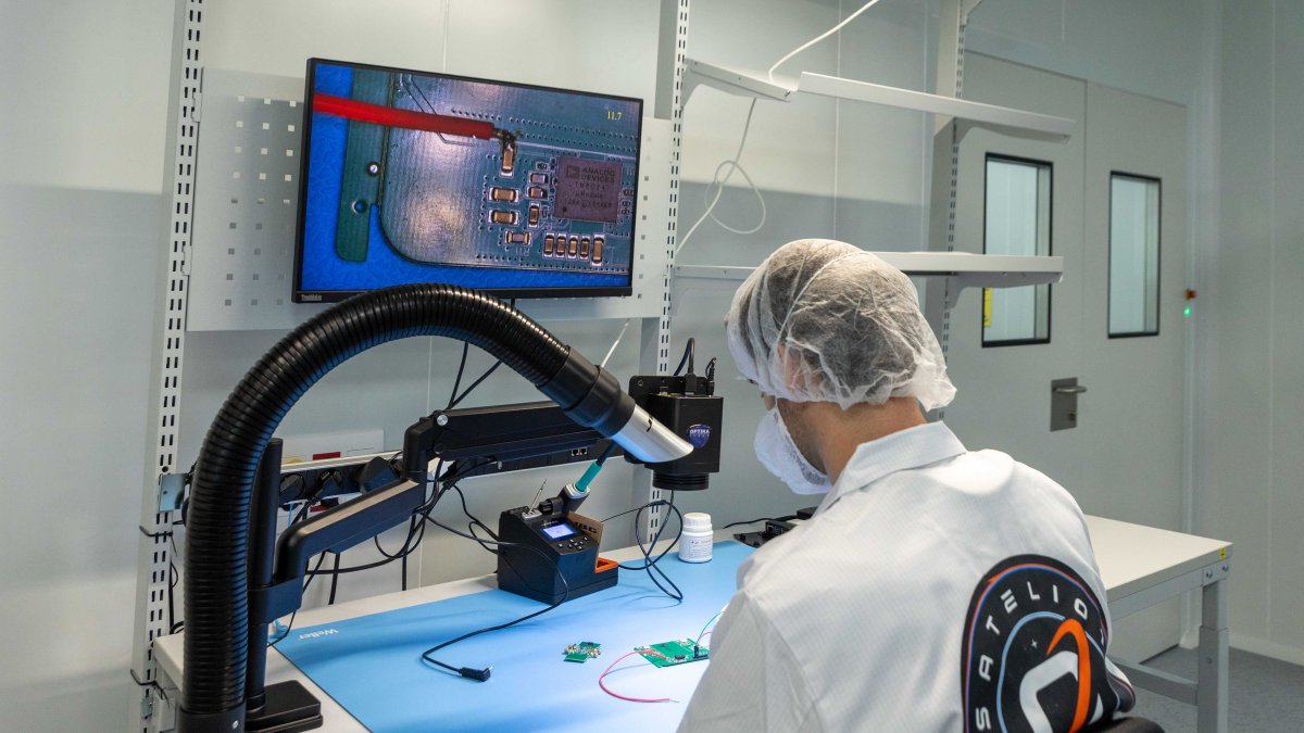 Sala blanca de Sateliot en su Centro Europeo de Desarrollo de Satélites 5G de Barcelona.