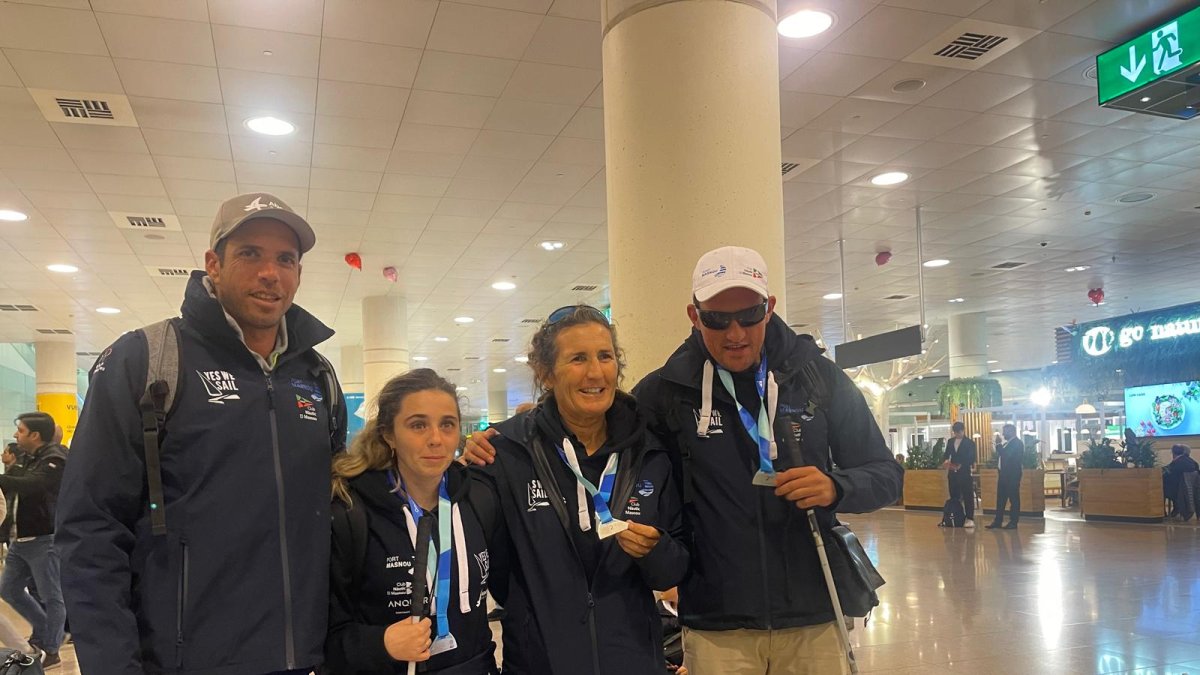 El equipo español con Jordi Sánchez (i) a su llegada al aeropuerto.
