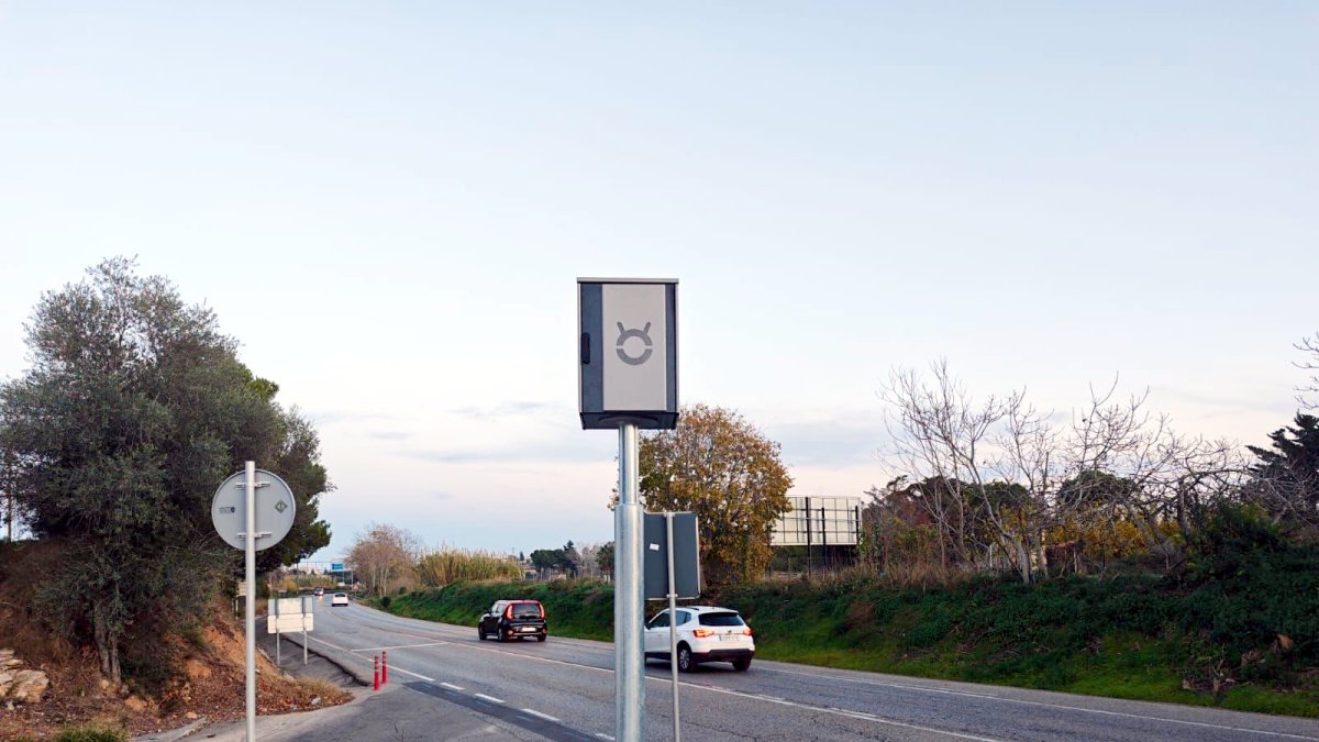 La colocación del radar de la calle Marquès de Tamarit en dirección Torredembarra.