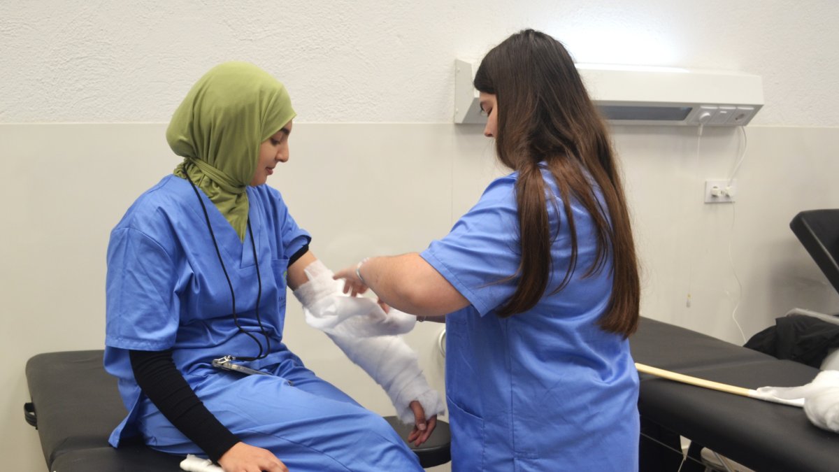 Estudiants d'aquest curs del PFI d'Auxiliars de Centres Sanitaris, a les instal·lacions de Vallsgenera.