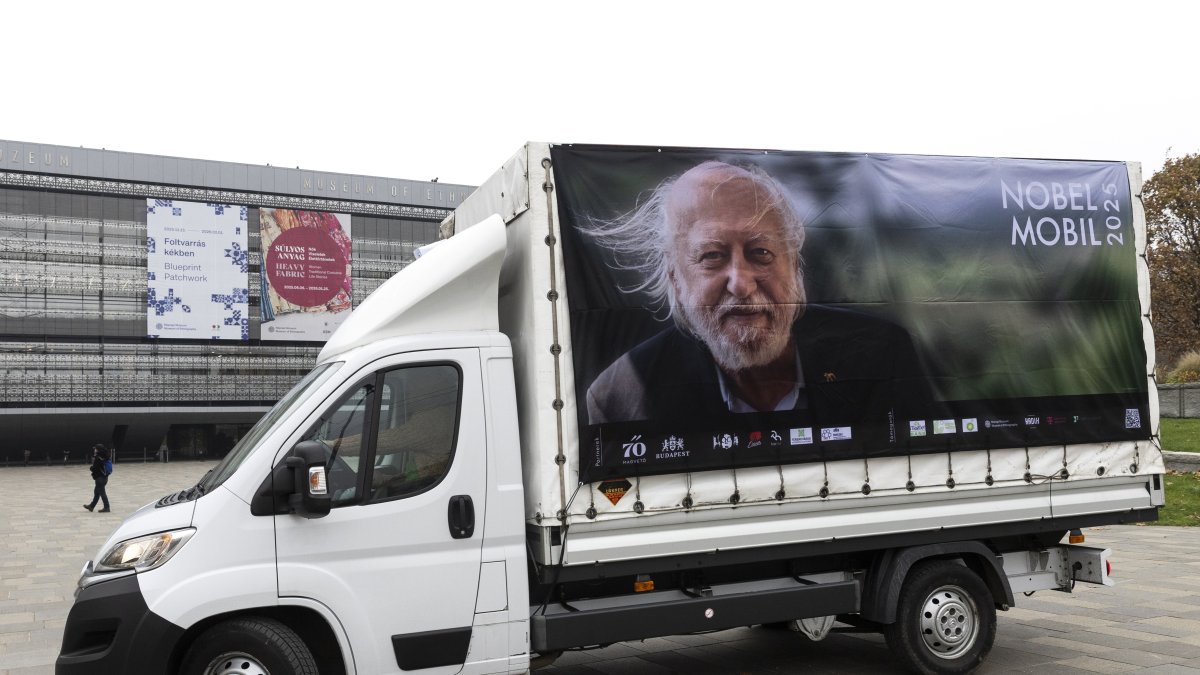 Un camión convertido en escaparate literario recorre Budapest.