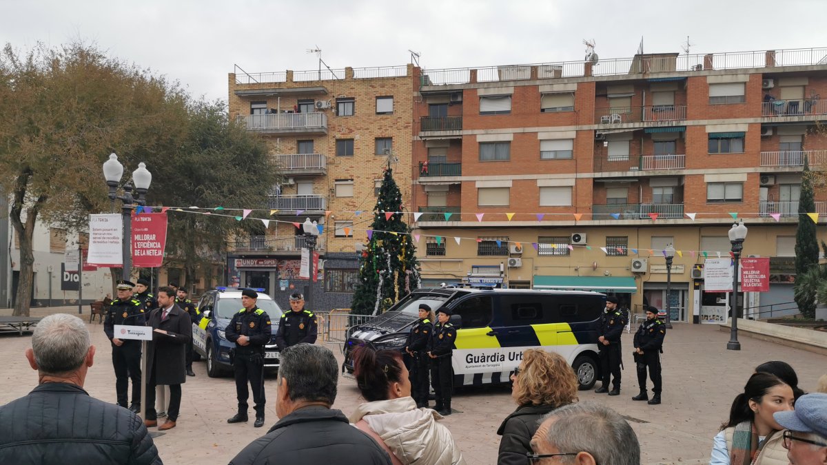 Los vecinos de Bonavista también asistieron a la presentación de la nueva furgoneta policial.