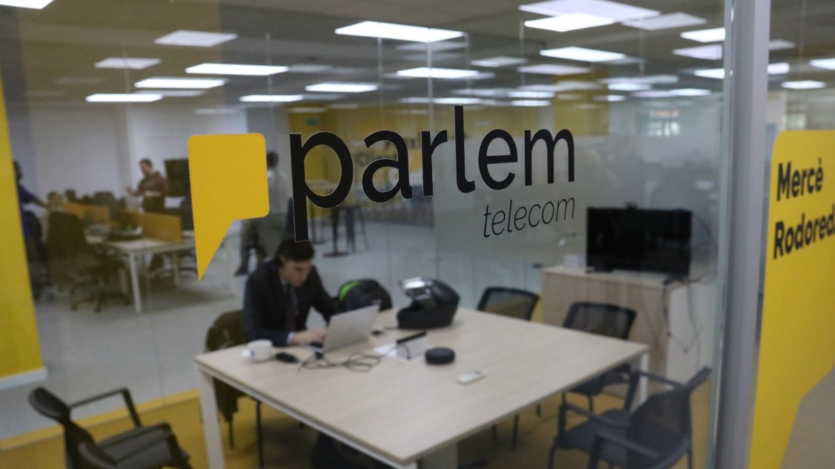 Imatge del logotip de Parlem Telecom al vidre d'una de les sales de reunions de les seves oficines centrals