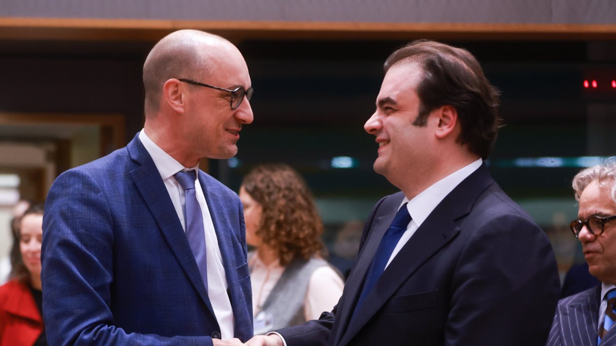 El ministro de Finanzas de Bélgica, Vincent Van Peteghem (izquierda), y el ministro de Finanzas de Grecia, Kyriakos Pierrakakis (derecha), en el Consejo de Ministros de Finanzas del Eurogrupo
