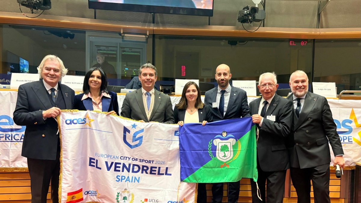 La representación de El Vendrell con la bandera de Ciudad del deporte