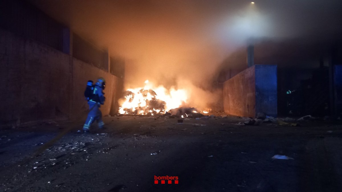 Imagen de los Bombers durante los trabajos de extinción