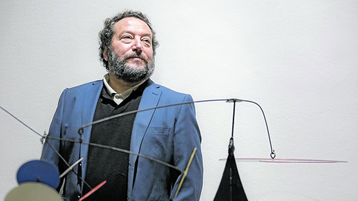 El comisario Julio Niebla con la pieza ‘Sin título’ (Móvil), de Manuel Marín.