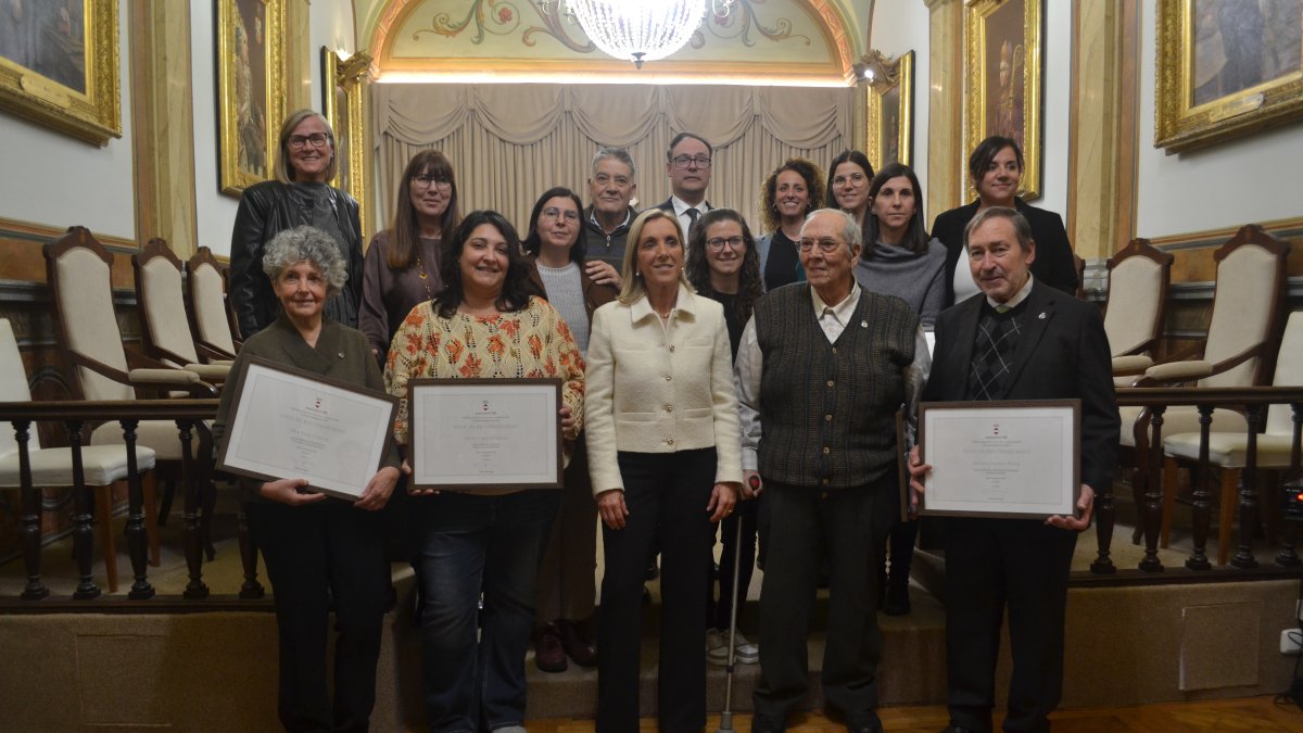 Les personalitats reconegudes per la ciutat amb l’alcaldessa de Valls, Dolors Farré, i les jutgesses instructores dels expedients.