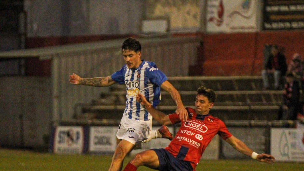 Dani Homet pelea por un balón con un defensor rival.
