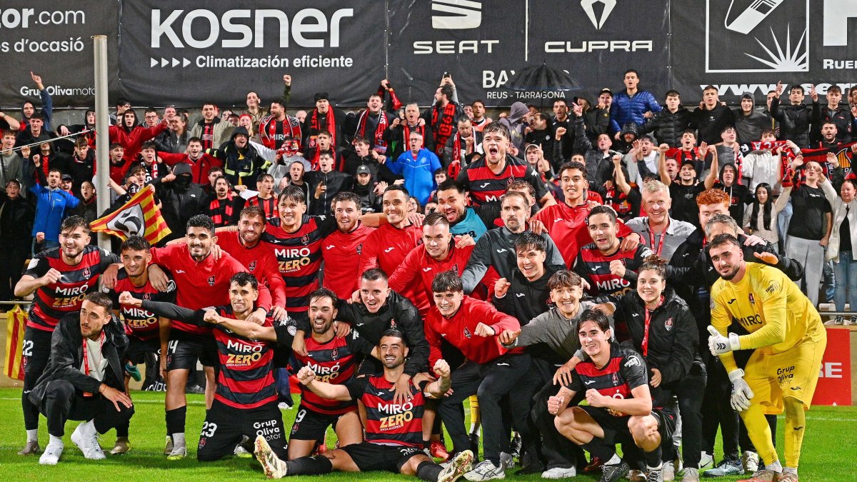 Los jugadores del Reus celebran una victoria en la Copa con los aficionados.