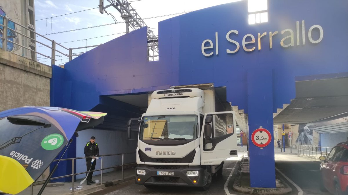 El camión, encallado.