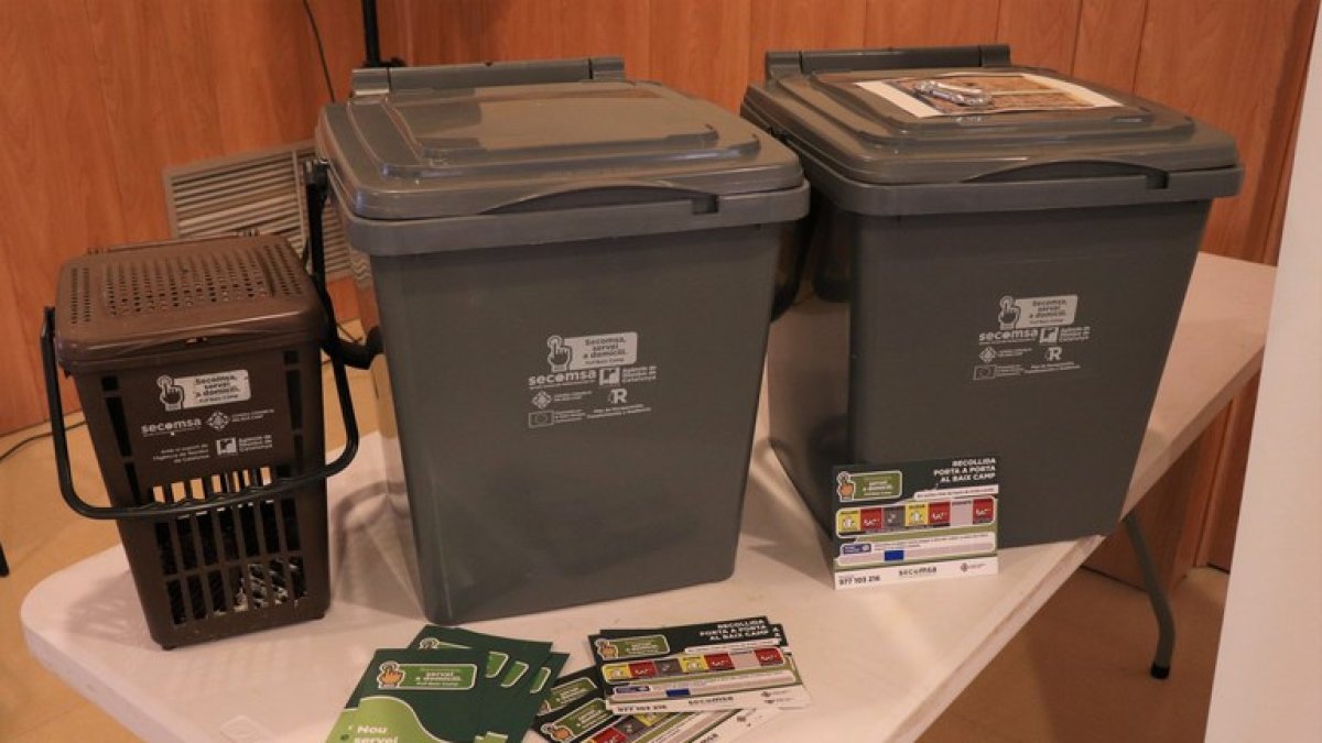 Recipientes del puerta a puerta, que se emplearán por última vez el 30 de diciembre.