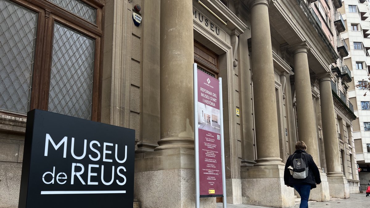 Entrada del Museu d'Art i Història de Reus.