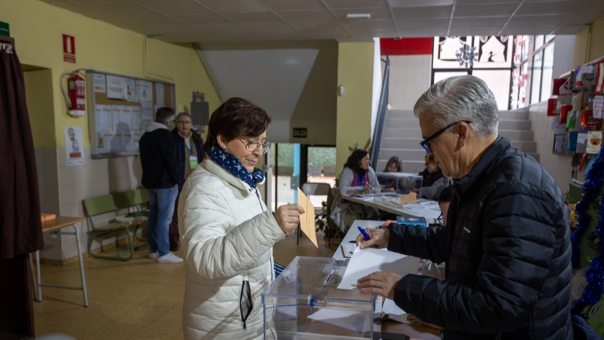 Una persona depositando su voto durante las elecciones en Extremadura