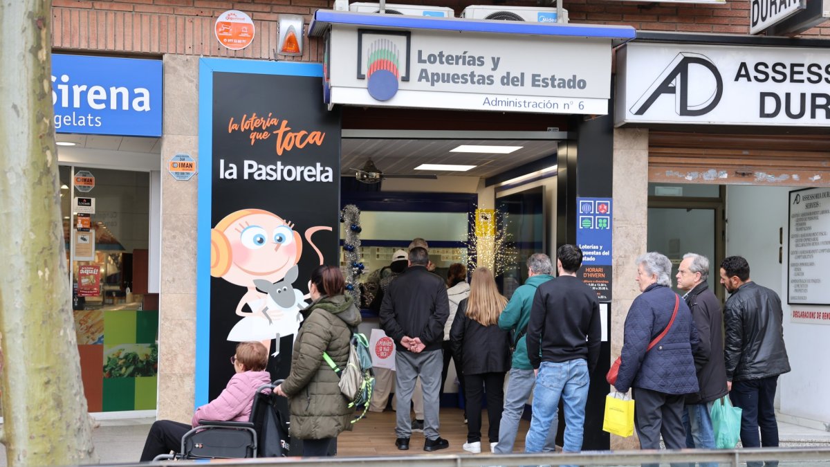 Colas en la administración La Pastoreta de Reus en la semana antes del sorteo más esperado del año.