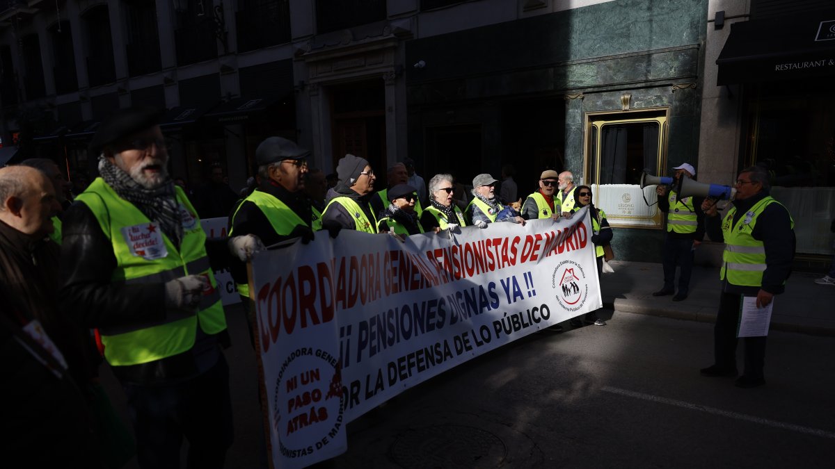 Un grupo de pensionistas se manifiesta a las puertas del Congreso de los Diputados la semana pasada.