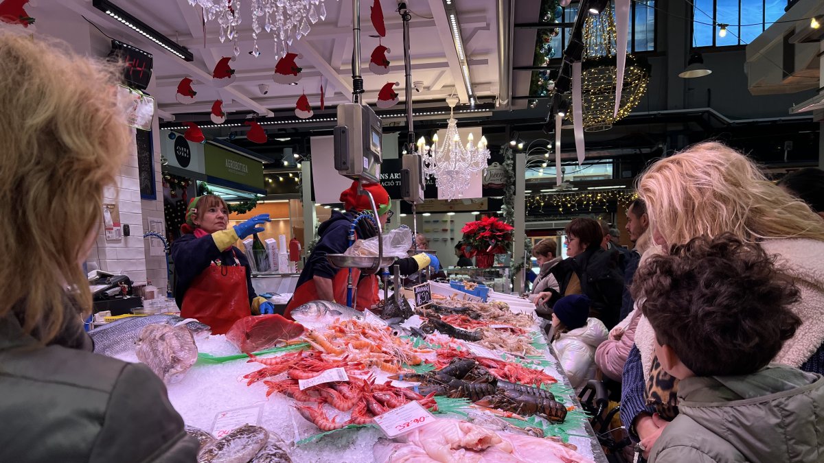 Clientes compran en una parada de pescado del Mercat Central de Reus