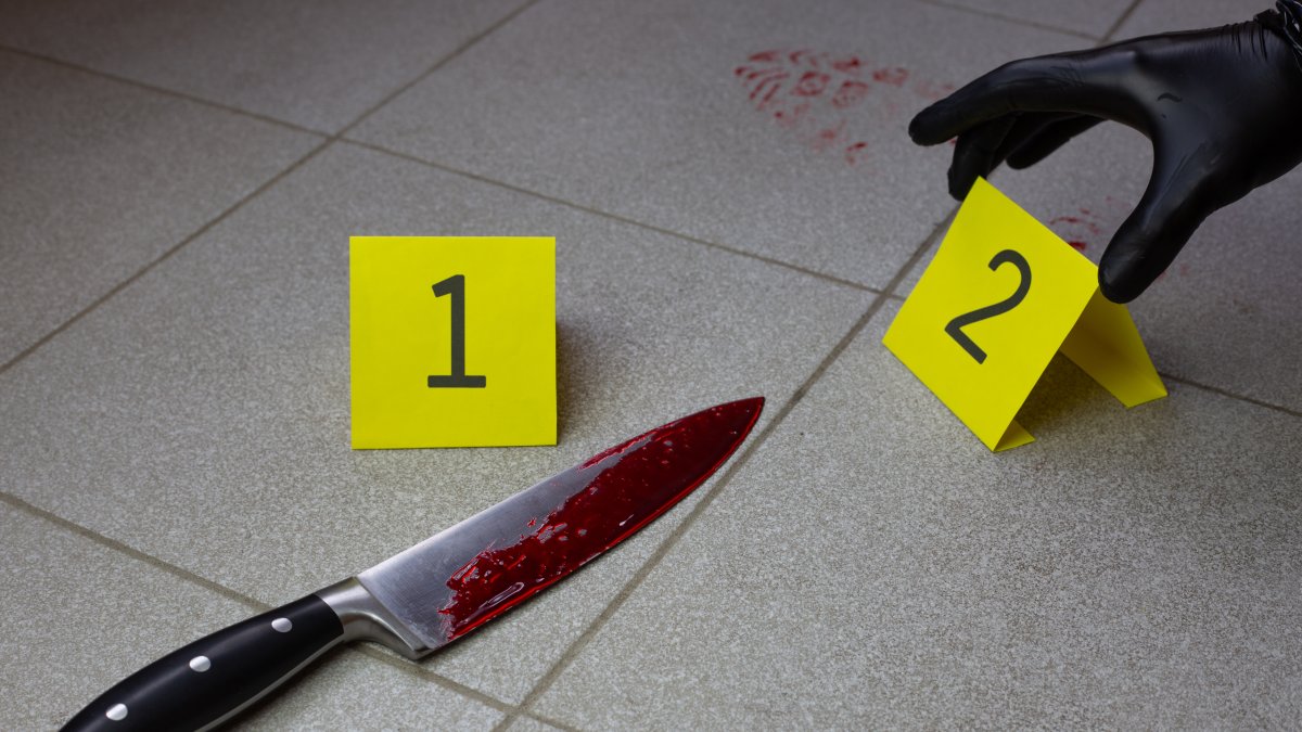 Una imagen recreada de un crimen con arma blanca y las marcas de los investigadores.