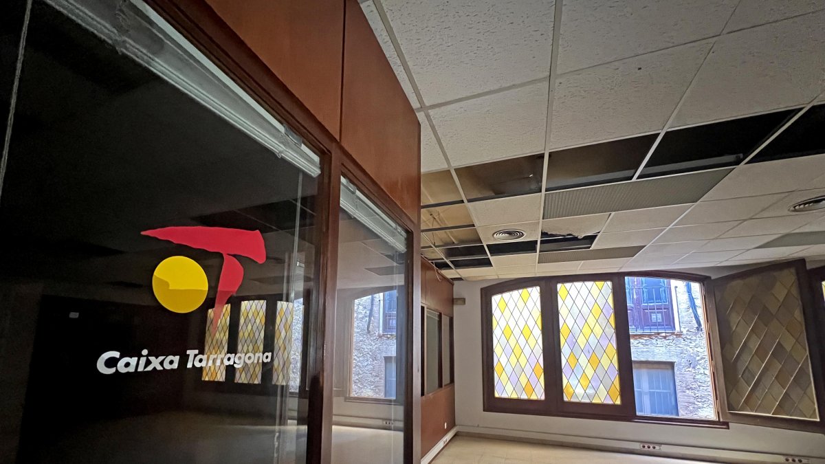 Uno de los espacios interiores de la antigua sede de Caixa Tarragona, cerrada desde 2017 y ahora pendiente de una rehabilitación integral.