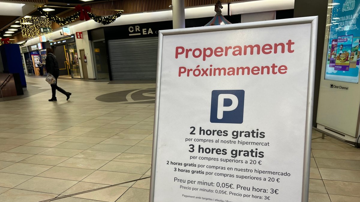 El cartel que anuncia la política de precios del párking del Carrefour.