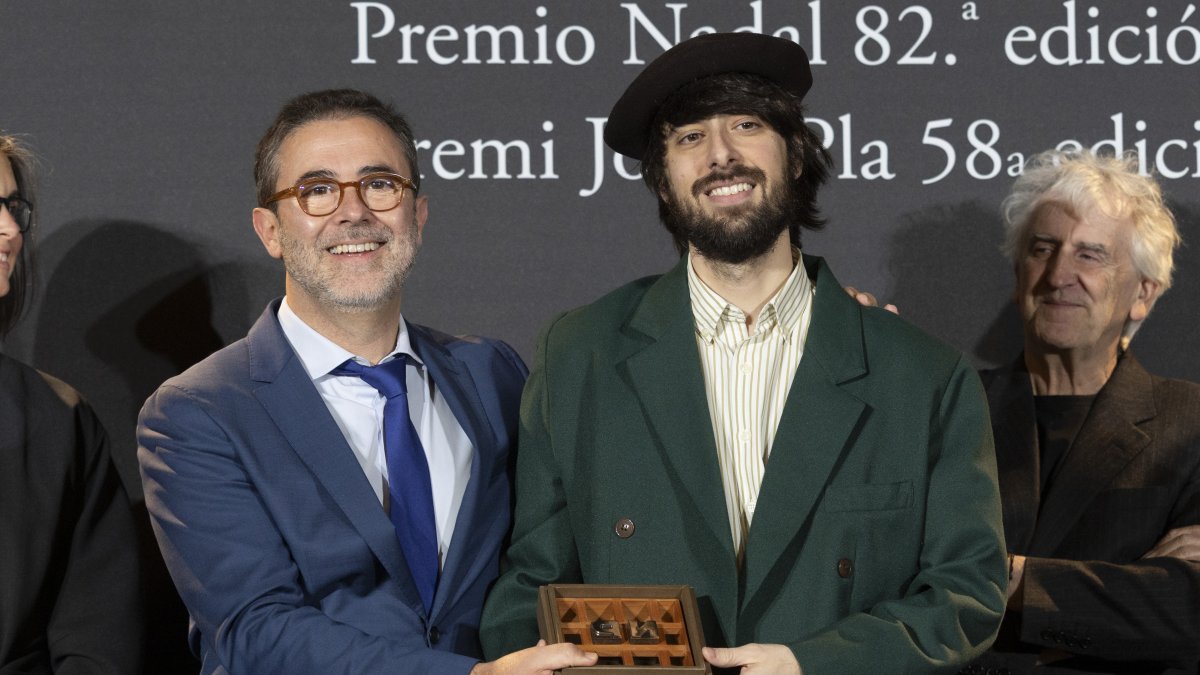 El escritor David Uclés (d) acompañado por el director editorial de Ediciones Destino, Emili Rosales, tras recibir el Premio Nadal de Novela 2026.