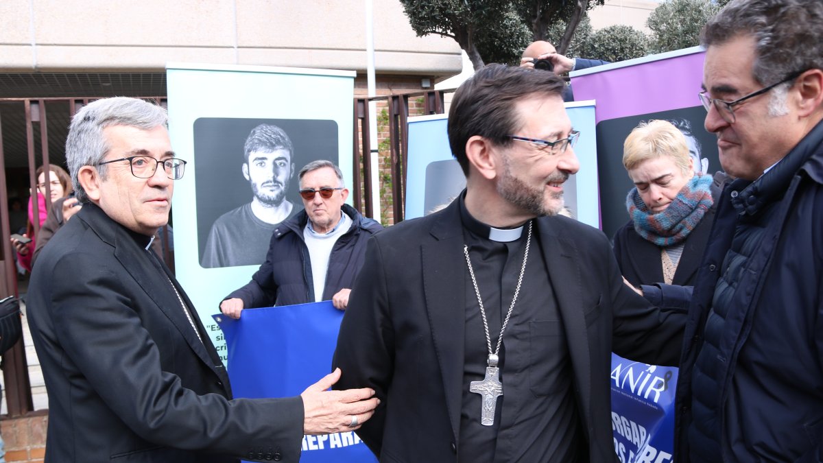 El nuevo presidente de la Conferencia Episcopal Española, Luis Argüello, y el vicepresidente, José Cobo, hablan con víctimas de abusos sexuales