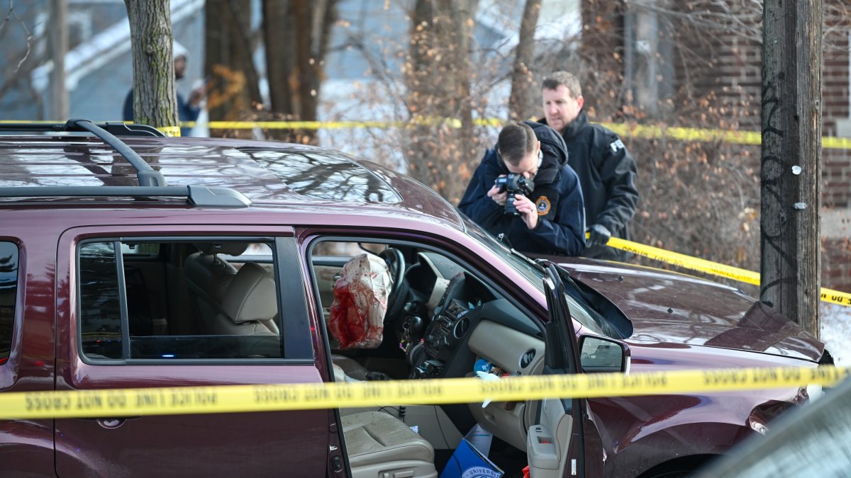 Miembros del FBI investigan el automóvil en el que una mujer fue disparada y asesinada por un agente de Immigration and Customs Enforcement (ICE) en Minneapolis