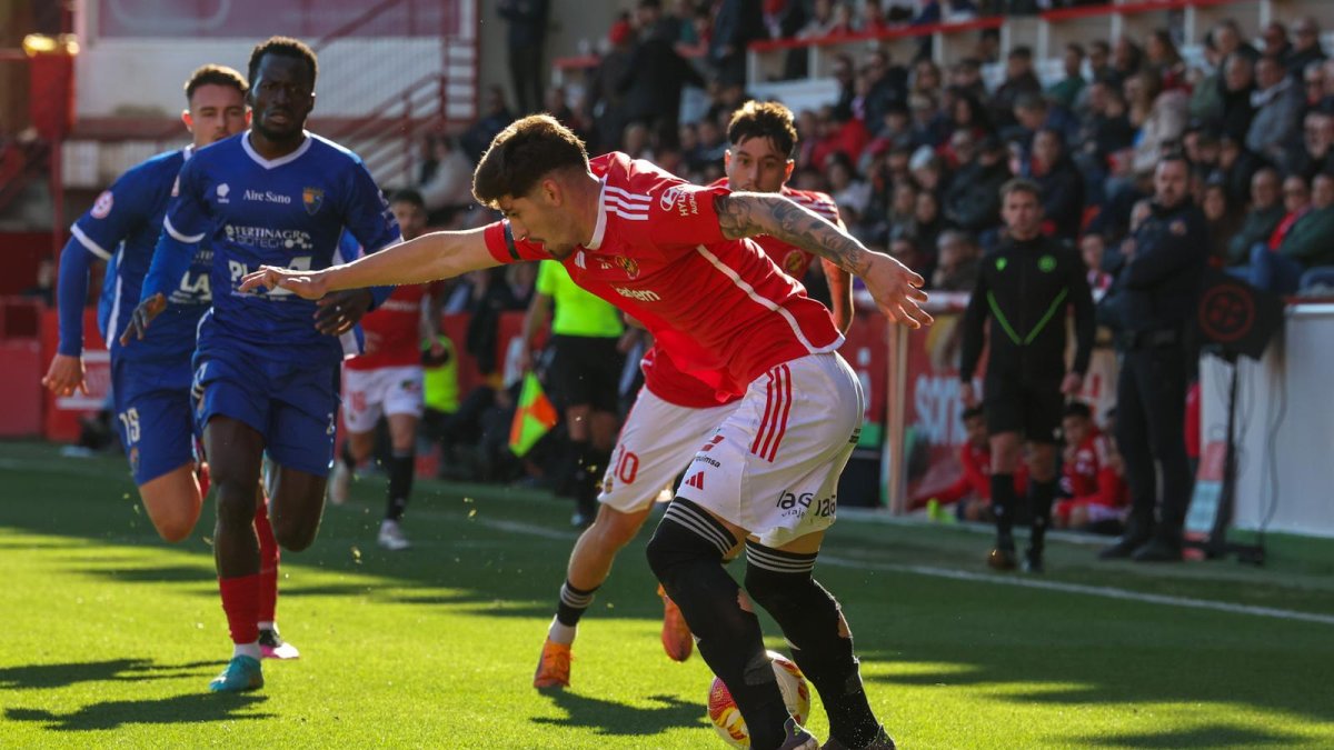 Álex Jiménez controla un balón durante un partido esta temporada en el Nou Estadi.