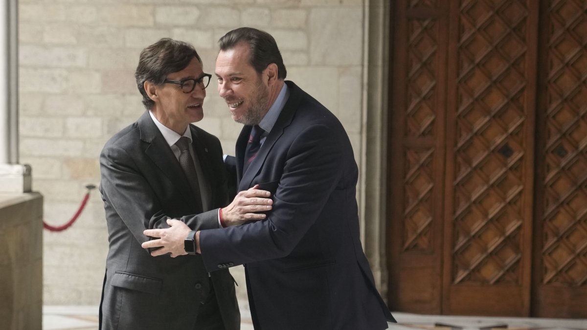 El presidente de la Generalitat, Salvador Illa y el ministro de Transportes, Óscar Puente , al inicio de la reunión que han mantenido este lunes