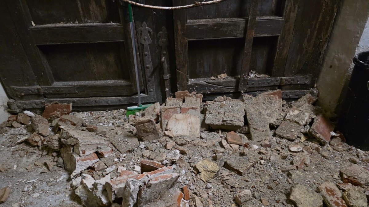 El material que es va desprendre del sostre de l'atri de Sant Sebastià.