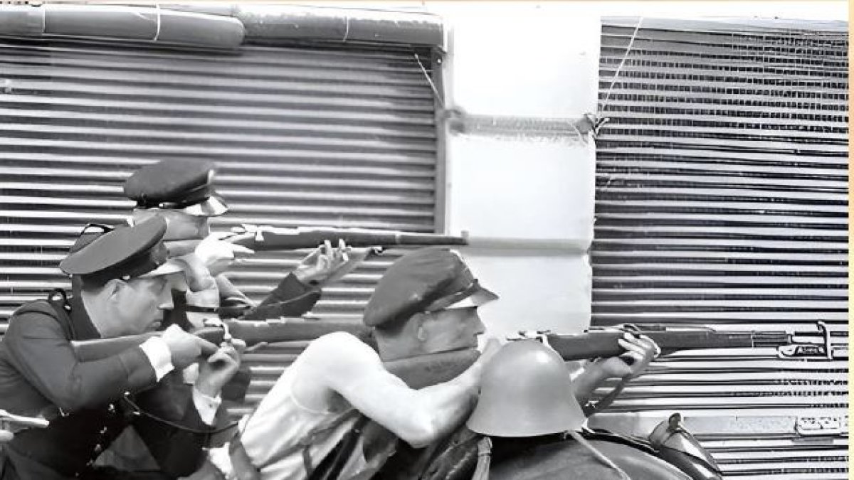 Francisco Lorente Andreu és el guàrdia d’assalt situat al centre de la fotografia.