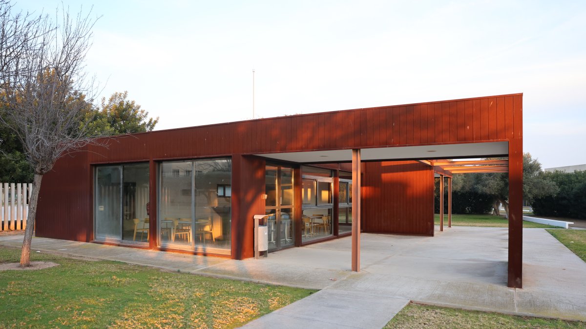 El módulo de bar se encuentra en la zona verde exterior, entre la facultad de la URV y las Piscines Vila-seca.