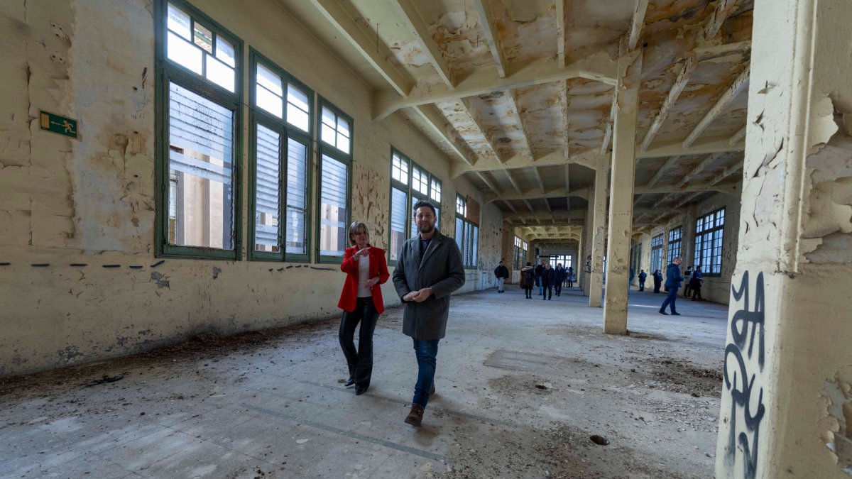 El alcalde de Tarragona, Rubén Viñuales, y la presidenta de la Diputació, Noemí Llauradó, en la Tabacalera.