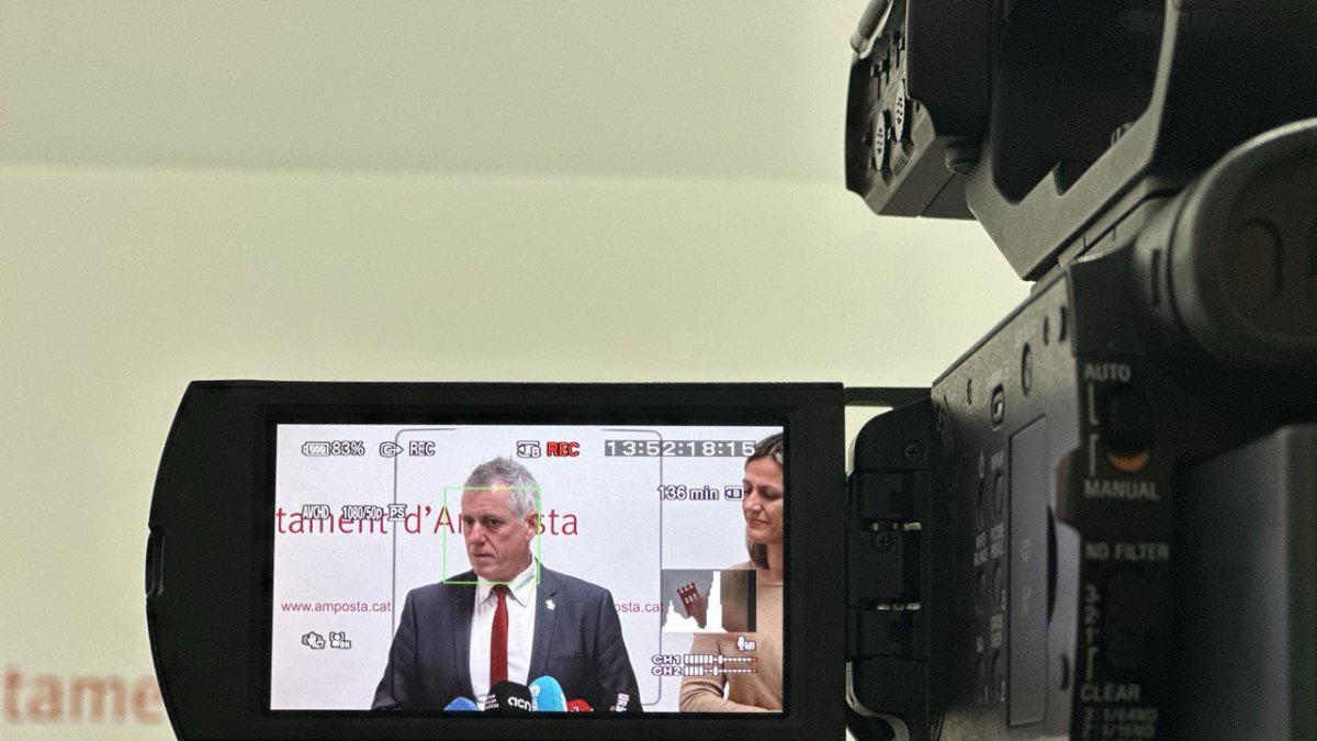 L'alcalde, Adam Tomàs, durant la roda de premsa.