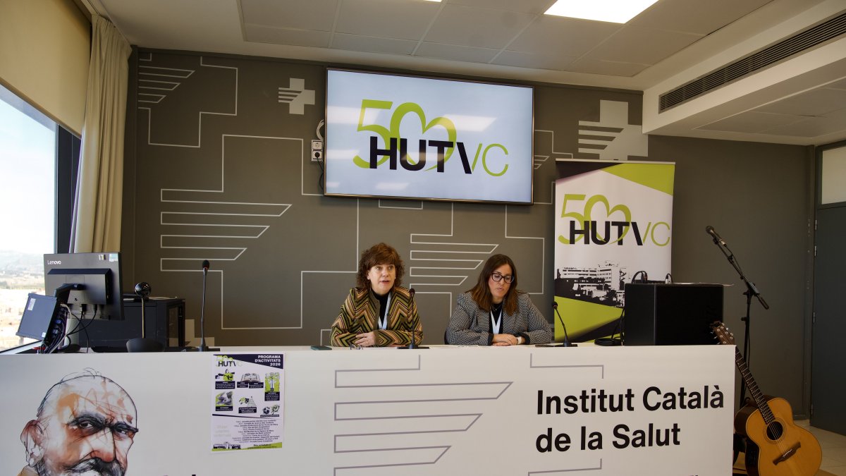 La gerent de l'hospital, Maria Ferré, i la directora mèdica, Neus Rodríguez, durant la presentació dels actes.
