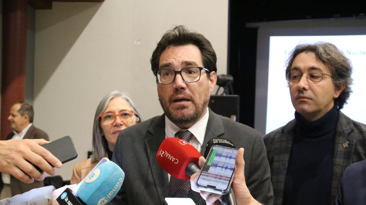 El secretario de Empresa i Competitivitat, Jaume Baró, atiende a los medios de comunicación