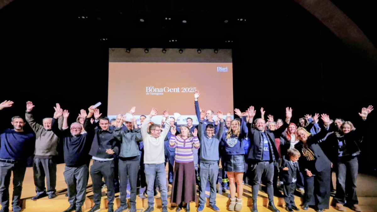 Los candidatos de la gala de la Bona Gent 2025 en el escenario del Palau de Congressos.