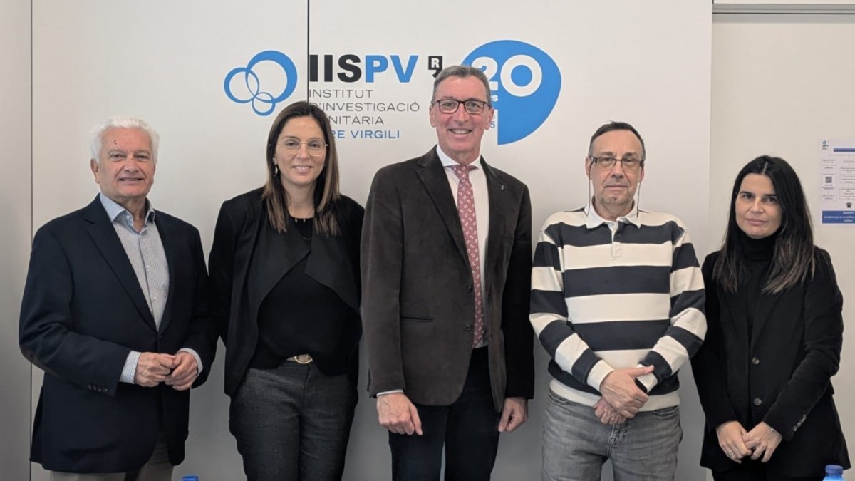 El president del COFT, Toni Veciana, i el director de l’IISPV, el Dr. Joan Vendrell, amb més representants.
