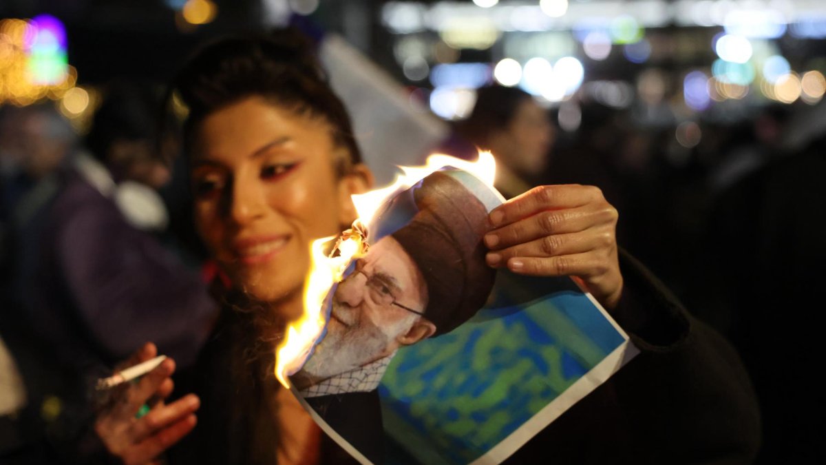 Una manifestante contra el régimen de los ayatolás enen Holon, Israel