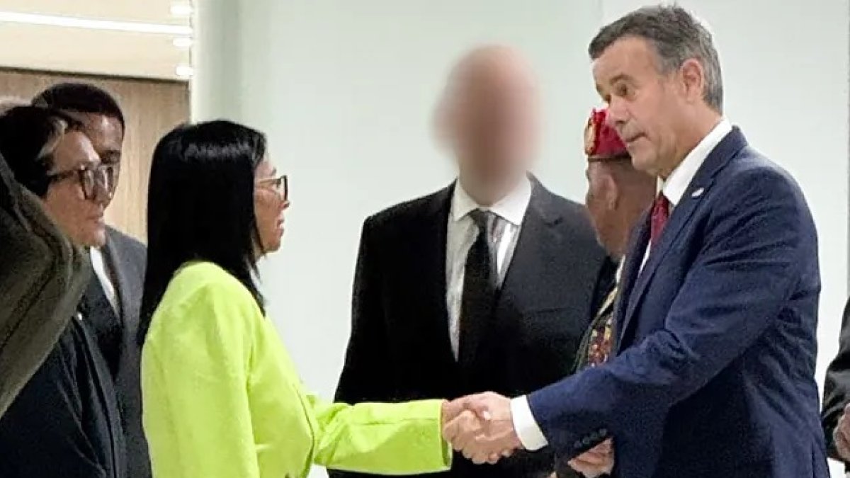Fotografía cedida por la CIA de EEUU donde aparece su director, John Ratcliffe saludando a la presidenta encargada de Venezuela, Delcy Rodríguez