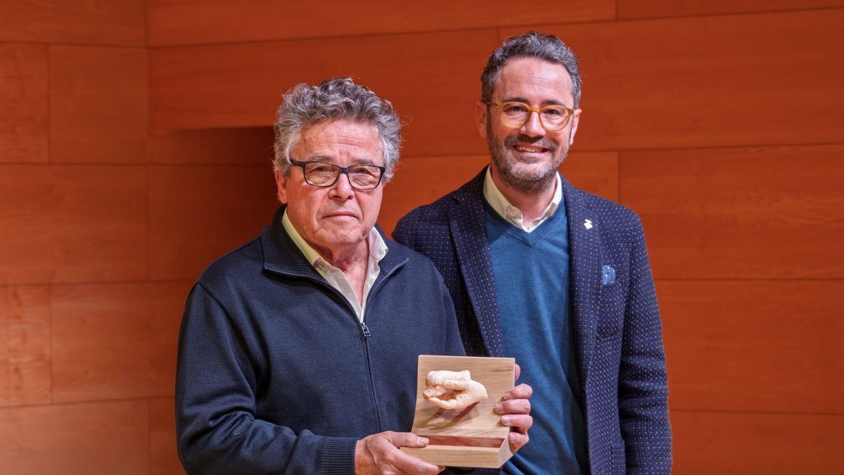 El pregonero, Josep Llinàs, recibiendo la ‘Mà amb dofí’ que le entrega el alcalde, Pere Segura.