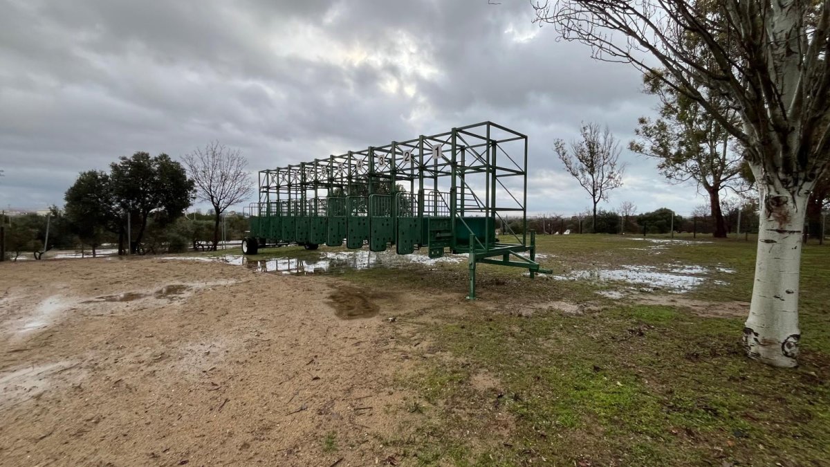 Estado del circuito hípico del Parc de la Torre d'en Dolça de Vila-seca, inundado por las lluvias.