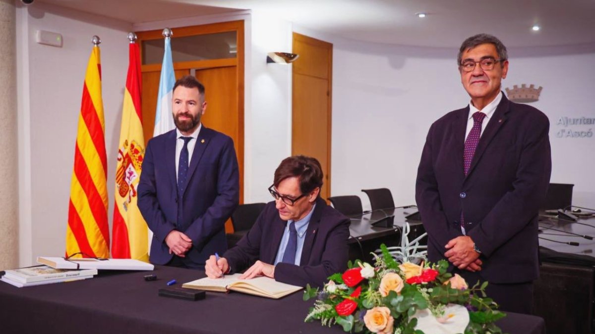El presidente de la Generalitat, Salvador Illa, firma en el libro de honor del Ayuntamiento de Ascó.