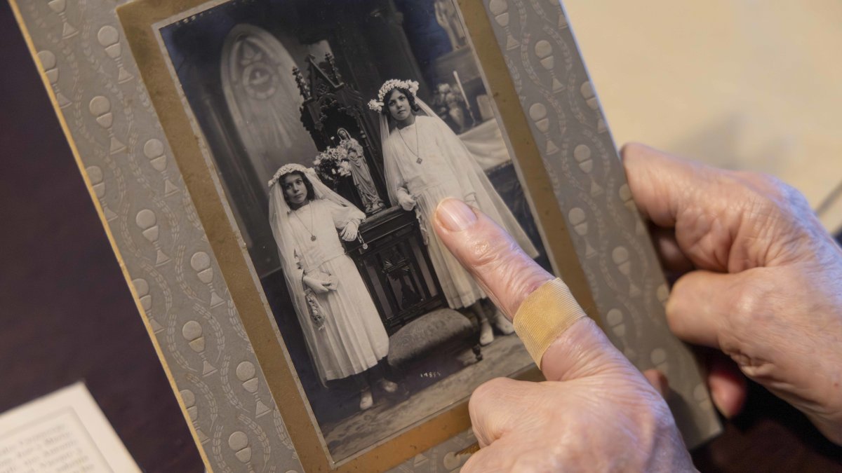 Mercè, a la derecha de la foto, murió por desnutrición cuando estaba ingresada en el hospital psiquiátrico de Sant Boi.