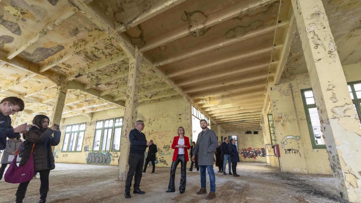 El alcalde Viñuales y la presidenta de la Diputació, Noemí Llauradó, este jueves en la Tabacalera.