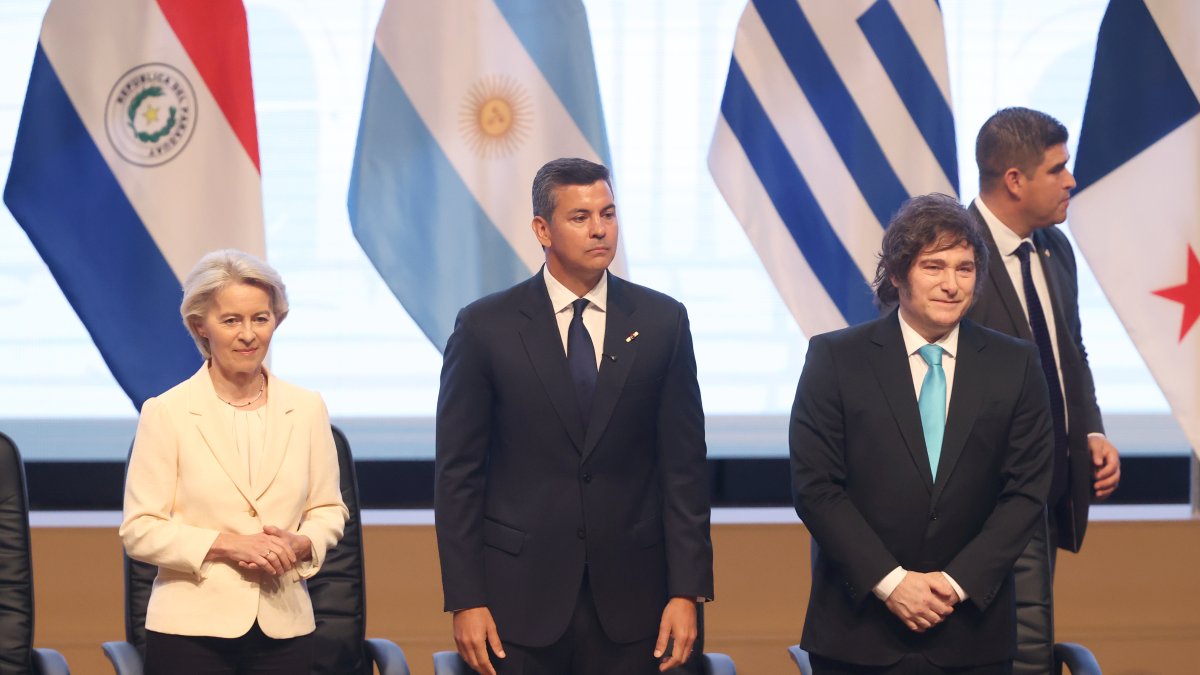  La presidenta de la Comisión Europea, Ursula von der Leyen, el presidente de Paraguay, Santiago Peña, y el de Argentina, Javier Milei