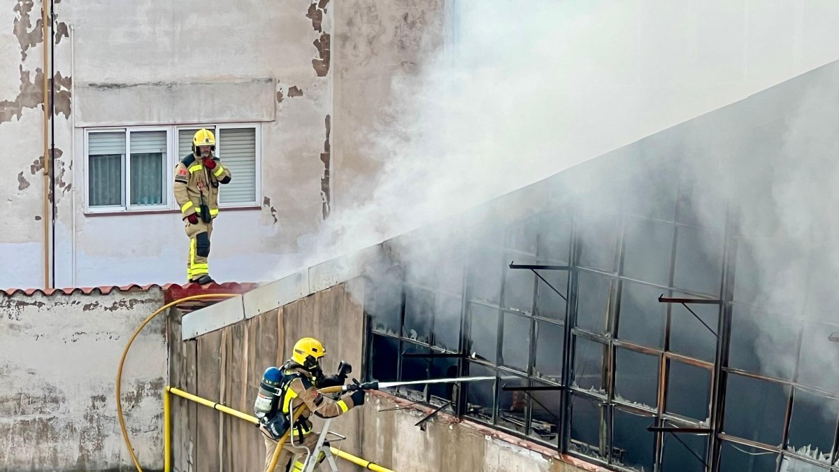 Imagen de los Bombers trabajando para apagar el fuego que aún consume la nave de Reus